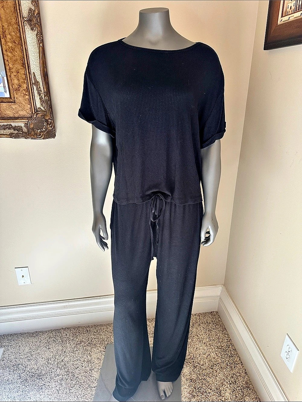 Black Ribbed Two Piece Ribbed Set with Pockets - Picture 2 of 3